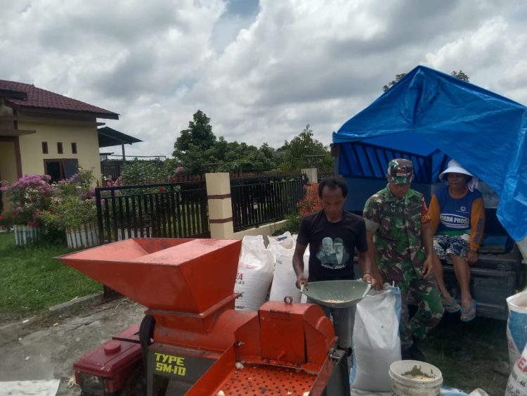 Babinsa Koramil 03/Siantar Selatan Kodim 0207/Simalungun, Sertu D. Sirait, yang melaksanakan kegiatan Komunikasi Sosial (Komsos) bersama warga binaannya di Kelurahan Sukaraja, Kecamatan Siantar Marihat, Kota Pematangsiantar, Jumat (14/05/2026).