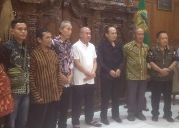Audiensi warga Desa Banjar Anyar, Kecamatan Pekuncen, Kabupaten Banyumas dengan Bupati Banyumas terkait tuntutan pencopotan Kepala Desa Banjar Anyar berlangsung kondusif, Jumat (15/05/26).