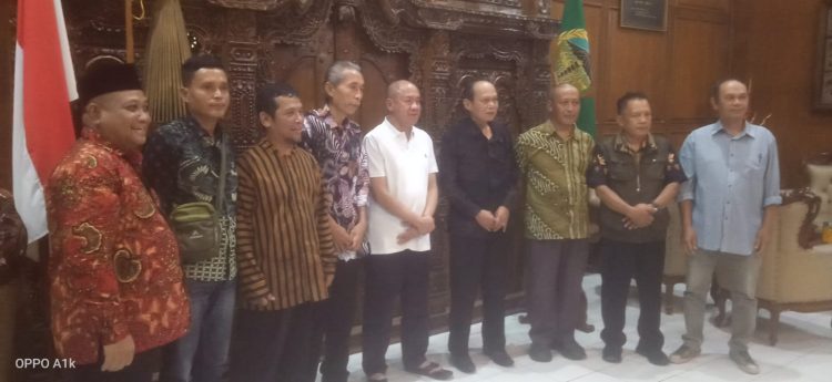 Audiensi warga Desa Banjar Anyar, Kecamatan Pekuncen, Kabupaten Banyumas dengan Bupati Banyumas terkait tuntutan pencopotan Kepala Desa Banjar Anyar berlangsung kondusif, Jumat (15/05/26).