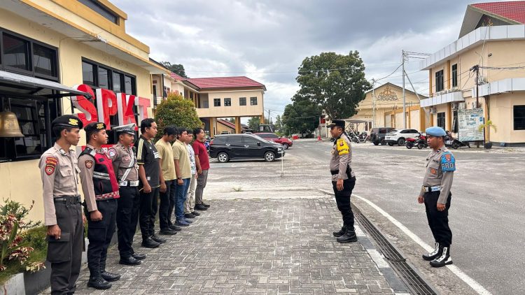SPKT bersama piket fungsi Polresta Palangka Raya melaksanakan apel serah terima tugas jaga di Mapolresta Palangka Raya sebagai bagian dari kesiapsiagaan personel.