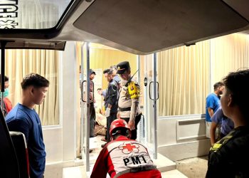Personel Pamapta III SPKT Polresta Palangka Raya bersama piket fungsi mendatangi tempat kejadian perkara (TKP) penemuan seorang perempuan dalam keadaan meninggal dunia di Jalan Garuda V Induk Kota Palangka Raya.