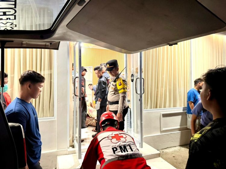 Personel Pamapta III SPKT Polresta Palangka Raya bersama piket fungsi mendatangi tempat kejadian perkara (TKP) penemuan seorang perempuan dalam keadaan meninggal dunia di Jalan Garuda V Induk Kota Palangka Raya.