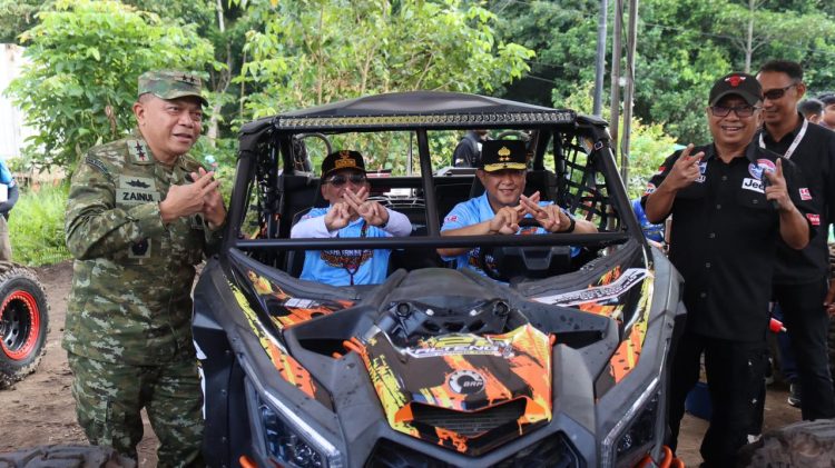 Kapolda Kalimantan Tengah (Kalteng) Irjen Pol Iwan Kurniawan, mendampingi Gubernur H. Agustiar Sabran, membuka secara langsung Kejurnas Adventure Offroad Putaran II Piala Gubernur dan Tangkiling Offroad Extream 4 di Desa Sukamulya, Kec. Bukit Batu, Kota Palangka Raya, Sabtu (16/5/26).