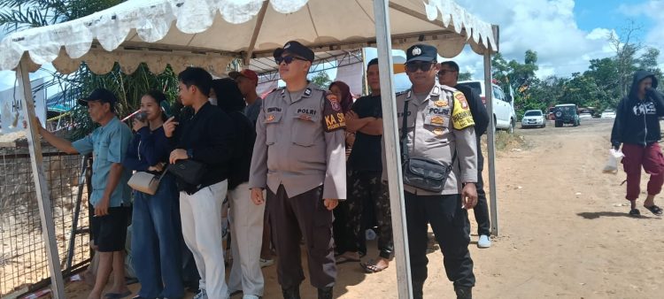 Personel Polsek Bukit Batu melaksanakan peninjauan situasi kamtibmas pada pelaksanaan Kejuaraan Nasional (Kejurnas) Offroad yang berlangsung di Sirkuit Sukamulya, Tangkiling.