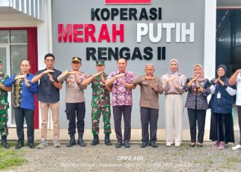 Polres Ogan Ilir melalui Polsek Tanjung Batu menghadiri kegiatan Zoom Meeting Pembukaan Operasionalisasi Koperasi Merah Putih Desa dan Kelurahan Serentak Se-Indonesia yang digelar di Gedung Koperasi Merah Putih Desa Rengas II, Kecamatan Lubuk Keliat, Kabupaten Ogan Ilir, Sabtu (16/05/2026) sekitar pukul 10.40 WIB.