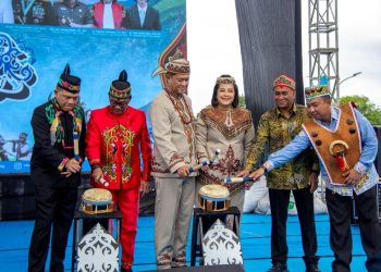 Kapolda Kalimantan Tengah, Irjen Pol Iwan Kurniawan, menghadiri langsung pembukaan Karnaval Festival Budaya Isen Mulang (FBIM) tahun 2026 yang digelar di Bundaran Besar Kota Palangka Raya, Minggu (17/5/26) pagi.