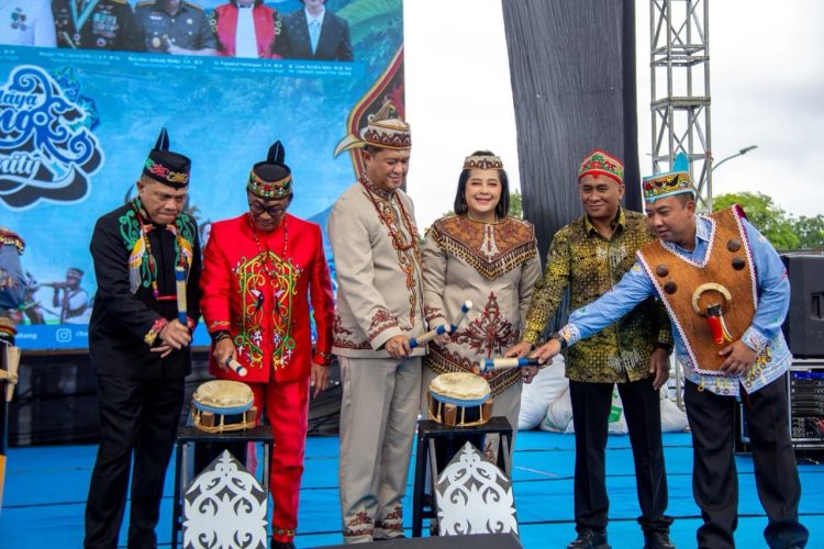 Kapolda Kalimantan Tengah, Irjen Pol Iwan Kurniawan, menghadiri langsung pembukaan Karnaval Festival Budaya Isen Mulang (FBIM) tahun 2026 yang digelar di Bundaran Besar Kota Palangka Raya, Minggu (17/5/26) pagi.
