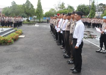 Kapolresta Palangka Raya, Polda Kalteng, Kombes Pol. Dedy Supriadi, S.I.K., M.H. secara langsung mempimpin pengecekan personel saat pelaksanaan Apel Jam Pimpinan pada Hari Senin (18/5/2026) pagi. 