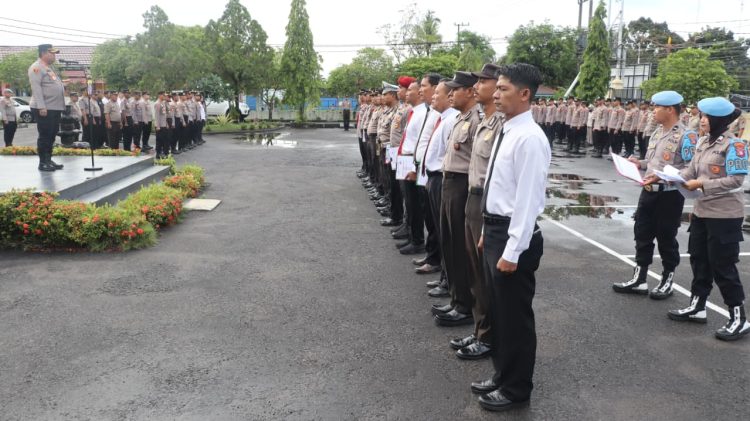 Kapolresta Palangka Raya, Polda Kalteng, Kombes Pol. Dedy Supriadi, S.I.K., M.H. secara langsung mempimpin pengecekan personel saat pelaksanaan Apel Jam Pimpinan pada Hari Senin (18/5/2026) pagi.