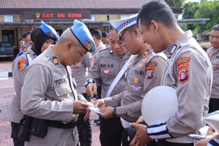 Kasi Propam Polres Seruyan IPTU YUDI HERNAWAN memimpin langsung kegiatan Gaktibplin (Pengendalian dan Penegakan Kode Etik dan Disiplin) di Halaman Mapolres Seruyan pada Senin 18/5/2026.