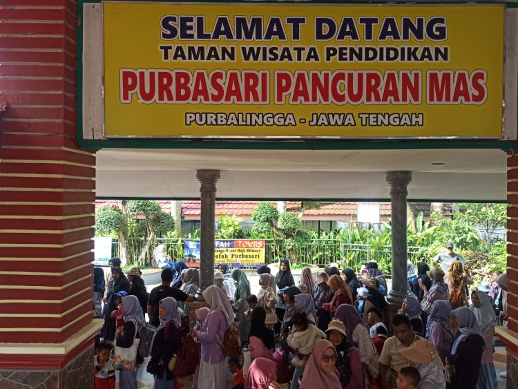 PAUD Pelangi Desa Pandansari, Kecamatan Paguyangan, Kabupaten Brebes mengadakan kegiatan pembelajaran luar kelas melalui wisata edukasi ke kawasan wisata Owabong Waterpark dan Purbasari Pancuran Mas di Kabupaten Purbalingga, Jawa Tengah.