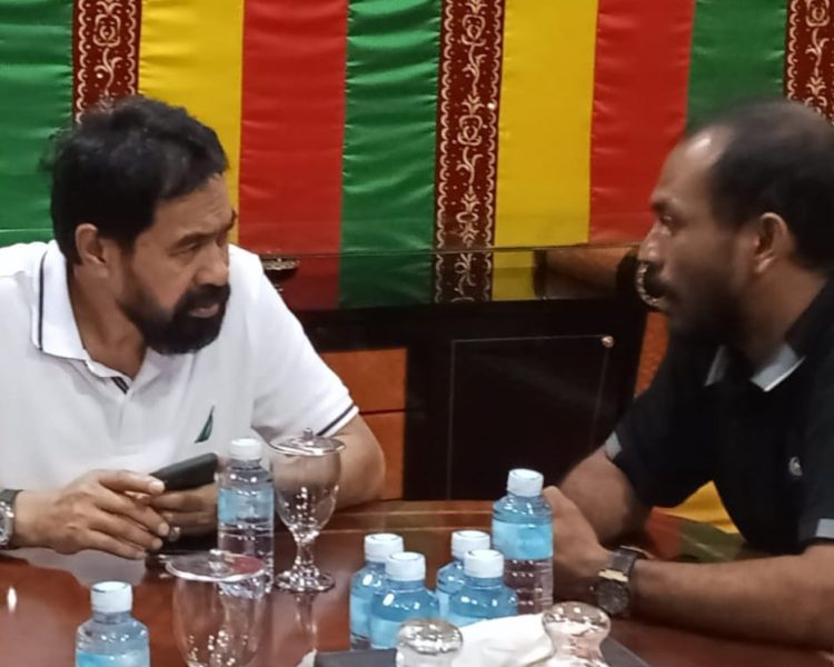 Wakil Panglima Komite Peralihan Aceh (KPA) Wilayah Kabupaten Nagan Raya, Aceh, Jamaluddin bersama Gubernur Aceh, Muzakir Manaf atau mualem.
