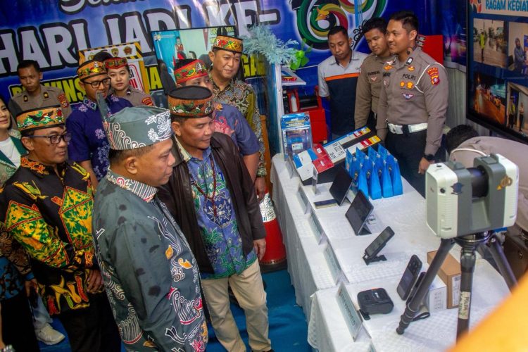 Kapolda Kalimantan Tengah (Kalteng) Irjen Pol Iwan Kurniawan, S.IK., M.Si. bersama Ketua Bhayangkari Kalteng Ny. Maya Iwan Kurniawan menghadiri langsung pembukaan Kalteng Expo 2026 di GOR Indoor Serbaguna, Jl. Tjilik Riwut Km.5, Kota Palangka Raya, Minggu (17/5/2026) malam.