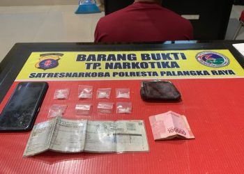 Seorang buruh harian lepas berinisial I (33) diamankan Satresnarkoba Polresta Palangka Raya setelah kedapatan membawa paket diduga sabu saat berada di Jalan Panenga, Senin (18/5/2026) petang.