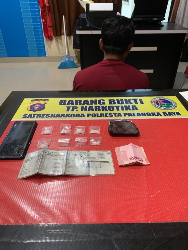 Seorang buruh harian lepas berinisial I (33) diamankan Satresnarkoba Polresta Palangka Raya setelah kedapatan membawa paket diduga sabu saat berada di Jalan Panenga, Senin (18/5/2026) petang.