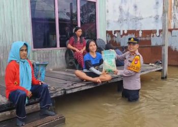 Polsek Mentaya Hulu, Polres Kotim menggelar kegiatan bakti sosial untuk membantu warga yang terdampak banjir akibat luapan Sungai Mentaya. Kegiatan berlangsung di Jalan Pelangkong RT 012 dan RT 014, Kelurahan Kuala Kuayan, Kec. Mentaya Hulu, Kab. Kotim, pada Senin sore (18/05/2026).