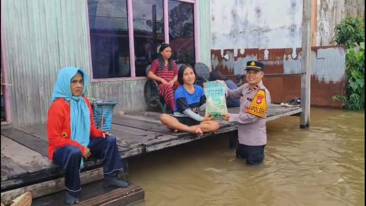 Polsek Mentaya Hulu, Polres Kotim menggelar kegiatan bakti sosial untuk membantu warga yang terdampak banjir akibat luapan Sungai Mentaya. Kegiatan berlangsung di Jalan Pelangkong RT 012 dan RT 014, Kelurahan Kuala Kuayan, Kec. Mentaya Hulu, Kab. Kotim, pada Senin sore (18/05/2026).