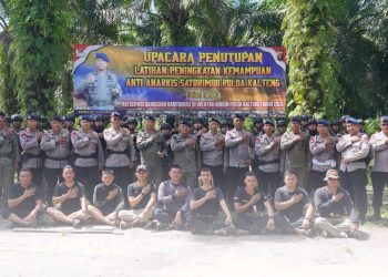 Komandan Satuan Brimob Polda Kalimantan Tengah, Kombes Pol. Irwan Jaya, S.I.K., memimpin langsung upacara penutupan kegiatan Peningkatan Kemampuan Anti Anarkis yang dilaksanakan di kawasan Perkebunan H. Gati, Tangkiling, Kota Palangka Raya, pada Senin (18/5/2026).
