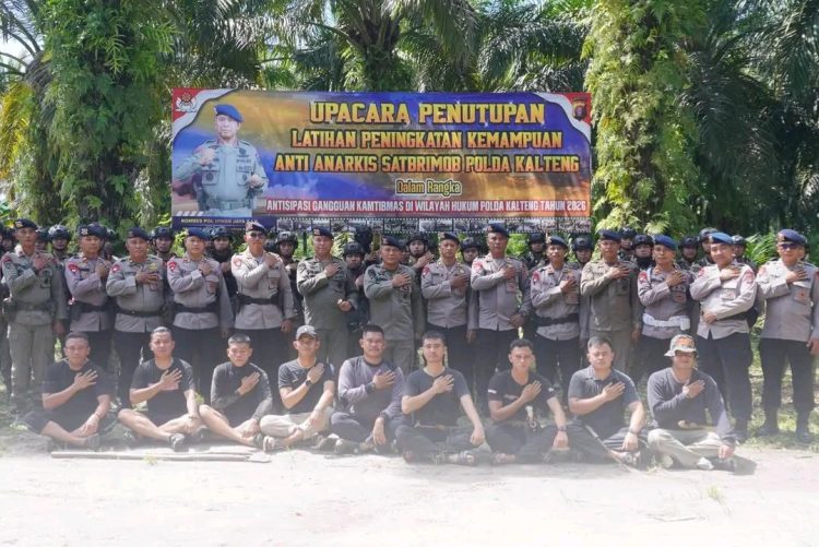 Komandan Satuan Brimob Polda Kalimantan Tengah, Kombes Pol. Irwan Jaya, S.I.K., memimpin langsung upacara penutupan kegiatan Peningkatan Kemampuan Anti Anarkis yang dilaksanakan di kawasan Perkebunan H. Gati, Tangkiling, Kota Palangka Raya, pada Senin (18/5/2026).