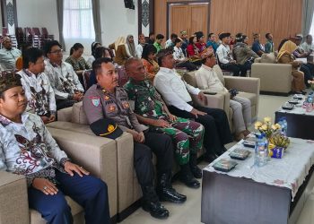 personel Satbinmas Polresta Palangka Raya menghadiri undangan pembukaan Rapat Pimpinan dan Rapat Kerja Lembaga Pengembangan Tandak Intan Kaharingan (LPT-IK) Kota Palangka Raya.