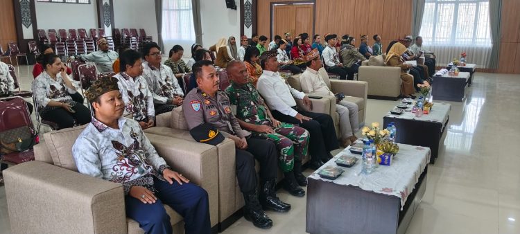 personel Satbinmas Polresta Palangka Raya menghadiri undangan pembukaan Rapat Pimpinan dan Rapat Kerja Lembaga Pengembangan Tandak Intan Kaharingan (LPT-IK) Kota Palangka Raya.