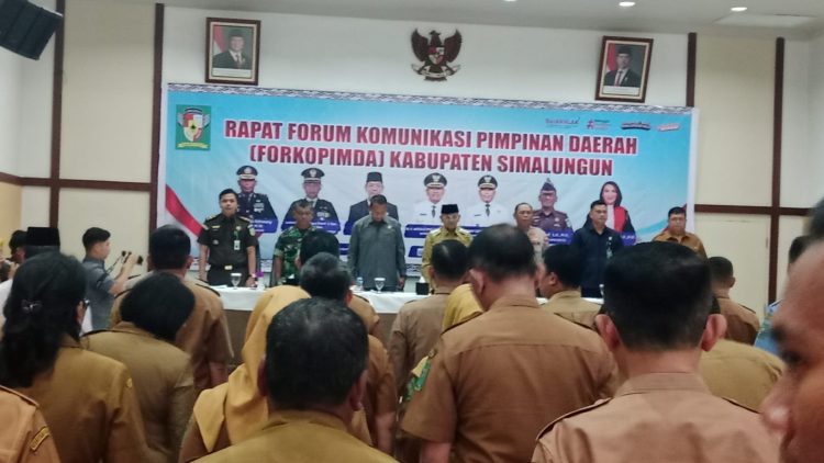 unsur Forum Koordinasi Pimpinan Daerah (Forkopimda) Kabupaten Simalungun menggelar Rapat Koordinasi di Aula Hotel Niagara, Kelurahan Parapat, Kecamatan Girsang Sipangan Bolon, Selasa (19/05/2026).