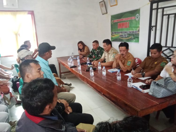 Babinsa Koramil 09/Tiga Balata Kodim 0207/Simalungun yang mewakili Danramil 09/Tiga Balata menghadiri kegiatan Rapat Musyawarah Masyarakat Desa yang berlangsung di ruang pertemuan Nagori Jorlang Hataran, Kecamatan Jorlang Hataran, Kabupaten Simalungun, Selasa (19/05/2026).