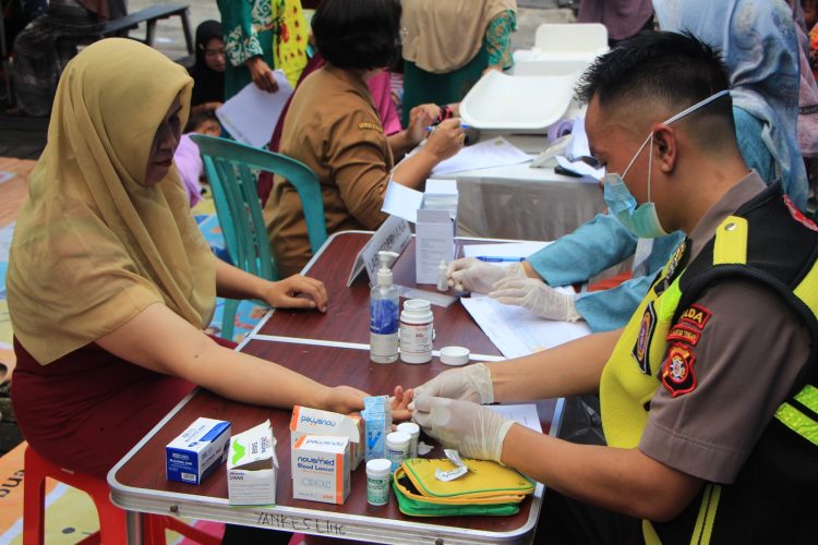 Rumkit Bhayangkara Tingkat III Palangka Raya terus menghadirkan layanan kesehatan melalui kegiatan Posyandu Keliling yang menyasar seluruh kalangan masyarakat, mulai dari ibu hamil, balita hingga lansia, Selasa (19/5/2026) pagi.
