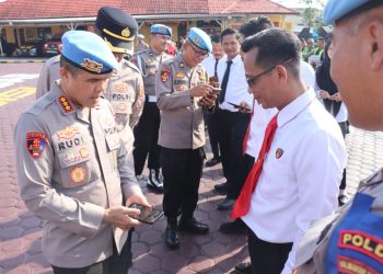 Kabid Propam Polda Kalimantan Tengah Kombes Pol. Rudi Asriman, S.I.K.,M.Si. memimpin pelaksanaan apel pagi di halaman Markas Komando Polres Kotawaringin Barat, Senin 20/05/2026 pagi.