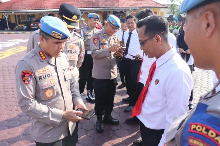 Kabid Propam Polda Kalimantan Tengah Kombes Pol. Rudi Asriman, S.I.K.,M.Si. memimpin pelaksanaan apel pagi di halaman Markas Komando Polres Kotawaringin Barat, Senin 20/05/2026 pagi.