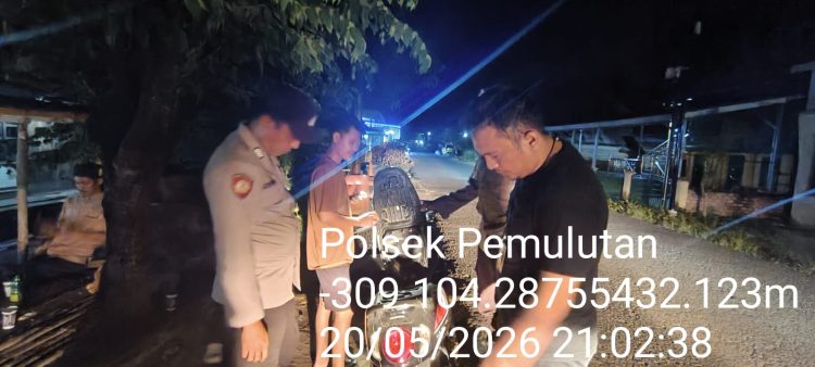 jajaran Polsek Pemulutan melaksanakan kegiatan Razia (Kegiatan Rutin Yang Ditingkatkan) dan Strong Point pada Rabu malam, 20 Mei 2026, sekitar pukul 21.00 WIB di sejumlah titik rawan di wilayah hukum Polsek Pemulutan.