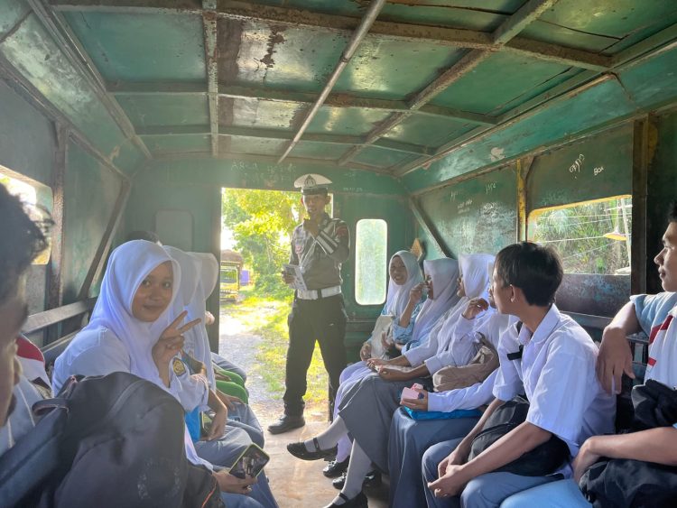 Satuan Lalu Lintas (Satlantas) Polres Seruyan melaksanakan kegiatan Patroli Dialogis terkait Keamanan, Keselamatan, Ketertiban, dan Kelancaran Lalu Lintas (Kamseltibcarlantas) dengan menyasar para pelajar SMA pada Kamis (21/5/26) mulai pukul 12.30 WIB hingga 13.30 WIB, bertempat di Jalan Jenderal Sudirman, wilayah hukum Polres Seruyan, Kabupaten Seruyan, Provinsi Kalimantan Tengah.