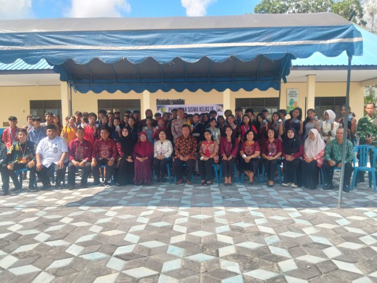 Bhabinkamtibmas Kelurahan Petuk Katimpun Polsek Pahandut Polresta Palangka Raya Aipda Mokh. Abdullah Edris menghadiri kegiatan pelepasan dan pengumuman kelulusan siswa-siswi kelas IX SMPN 16 Palangka Raya.