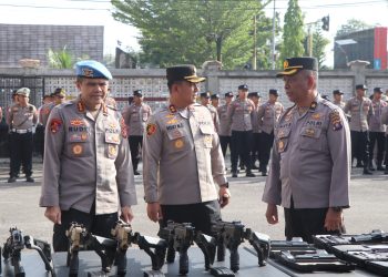 Tim Bidpropam Polda Kalimantan Tengah melakukan pemeriksaan senjata api dinas milik personel Polres Kotawaringin Timur, di halaman Mapolres Kotim, pada Kamis pagi (21/05/2026).
