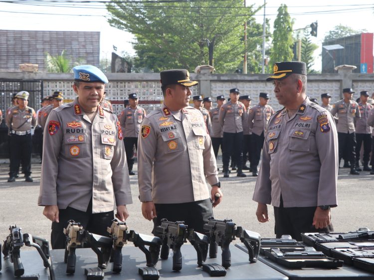 Tim Bidpropam Polda Kalimantan Tengah melakukan pemeriksaan senjata api dinas milik personel Polres Kotawaringin Timur, di halaman Mapolres Kotim, pada Kamis pagi (21/05/2026).