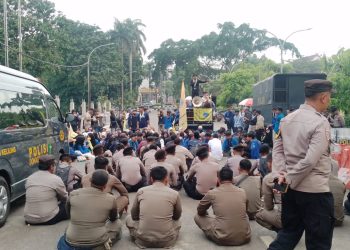 Di sela agenda pelantikan para camat, lurah, kepala UPT, dan kepala seksi yang berlangsung di Pendopo Bupati Bogor, aksi demonstrasi mahasiswa yang tergabung dalam UUI mencuri perhatian publik. Kamis,(21/05/2026).
