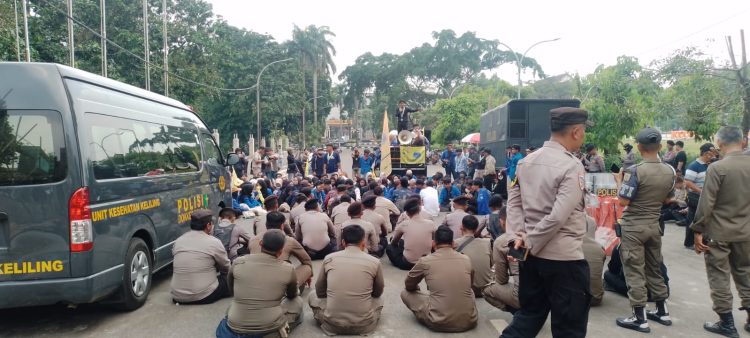 Di sela agenda pelantikan para camat, lurah, kepala UPT, dan kepala seksi yang berlangsung di Pendopo Bupati Bogor, aksi demonstrasi mahasiswa yang tergabung dalam UUI mencuri perhatian publik. Kamis,(21/05/2026).