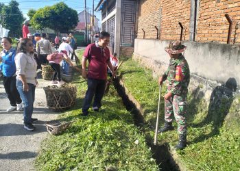 Babinsa Koramil 03/Siantar Selatan Kodim 0207/Simalungun, Sertu D Sirait, saat melaksanakan kegiatan gotong royong bersama perangkat kecamatan dan masyarakat di Jln. Farel Pasribu , Kelurahan Suka Makmur, Kecamatan Siantar Marihat, Kota Pematangsiantar, Jumat (22/5/2026).