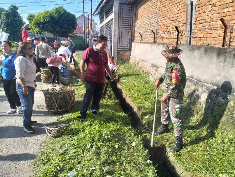 Babinsa Koramil 03/Siantar Selatan Kodim 0207/Simalungun, Sertu D Sirait, saat melaksanakan kegiatan gotong royong bersama perangkat kecamatan dan masyarakat di Jln. Farel Pasribu , Kelurahan Suka Makmur, Kecamatan Siantar Marihat, Kota Pematangsiantar, Jumat (22/5/2026).