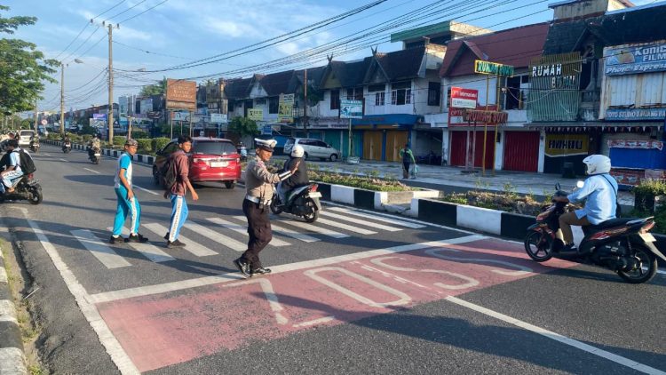 Pengaturan arus lalu lintas (lalin) secara rutin dilakukan oleh Satlantas Polresta Palangka Raya, Polda Kalteng pada wilayah hukumnya, salah satunya pada kawasan Zona Selamat Sekolah (ZoSS).