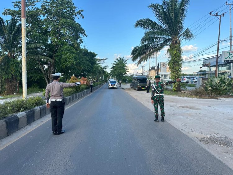 Satlantas Polres Kotawaringin Timur menerjunkan personel untuk melaksanakan pengawalan dan pengamanan jalur rombongan Pangkogabwilhan I (Panglima Komando Gabungan Wilayah Pertahanan I) yang melintas di wilayah Kabupaten Kotim, Kamis sore (21/05/2026).