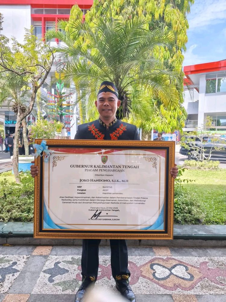 Kapolres Lamandau AKBP Joko Handono, S.I.K., M.H., menerima Piagam Penghargaan dari Gubernur Kalimantan Tengah sebagai bentuk apresiasi atas dedikasi, kepemimpinan serta keberhasilan dalam pelaksanaan tugas pemberantasan tindak pidana narkotika dan upaya menjaga situasi keamanan serta ketertiban masyarakat di Kabupaten Lamandau.