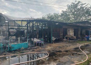 Polsek Ketapang Polres Kotim mendatangi TKP ( Tempat Kejadian Perkara) peristiwa Kebakaran Rumah di Jalan H. Imbran RT. 05 RW.02 ( Depan SDN 3 Ketapang ) Kelurahan Ketapang Kecamatan M.B Ketapang Kabupaten Kotawaringin Timur, pada hari Sabtu tanggal 23 Mei 2026.sekitar jam 04.30 Wib.