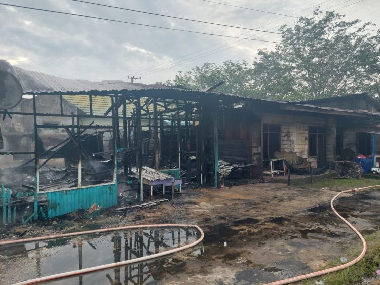Polsek Ketapang Polres Kotim mendatangi TKP ( Tempat Kejadian Perkara) peristiwa Kebakaran Rumah di Jalan H. Imbran RT. 05 RW.02 ( Depan SDN 3 Ketapang ) Kelurahan Ketapang Kecamatan M.B Ketapang Kabupaten Kotawaringin Timur, pada hari Sabtu tanggal 23 Mei 2026.sekitar jam 04.30 Wib.
