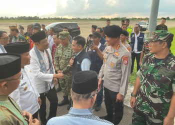 Kasatpamobvit Polresta Palangka Raya bersama personel turut melaksanakan penyambutan kedatangan Menteri Sosial Republik Indonesia di Bandara Tjilik Riwut