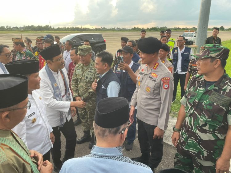 Kasatpamobvit Polresta Palangka Raya bersama personel turut melaksanakan penyambutan kedatangan Menteri Sosial Republik Indonesia di Bandara Tjilik Riwut