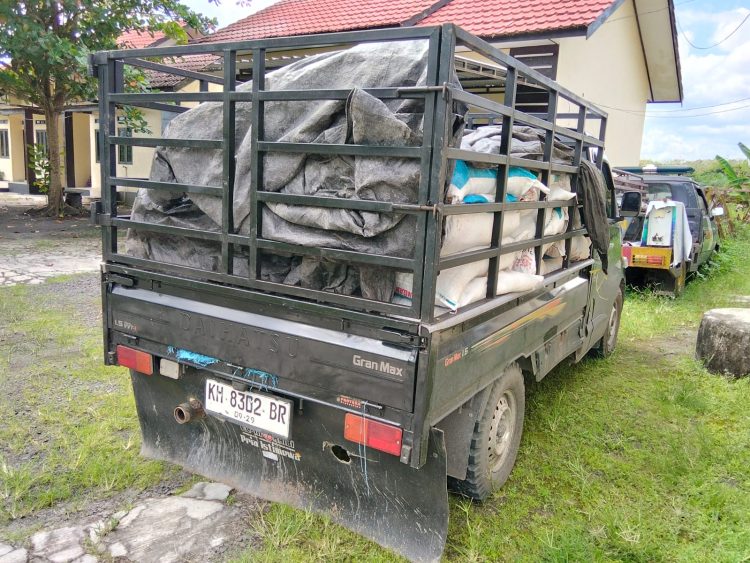 Polsek Jaya Karya Polres Kotawaringin Pengungkapan dugaan Tindak Pidana ekonomi tentang Penyalahgunaan peredaran pupuk bersubsidi di Jl.HM. Arsyad Desa Sei Ijum Raya Kec.Mentaya Hilir Selatan Kab.Kotim Prov.Kalteng, kejadian pada jumat pagi (22/05/26).