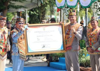 Gubernur Kalteng H. Agustiar Sabran menyerahkan langsung penghargaan kepada Kapolda Kalteng, Irjen Pol Iwan Kurniawan, usai pelaksanaan upacara HUT Kalteng ke-69, di Halaman Kantor Gubernur, Sabtu (23/5/2026).