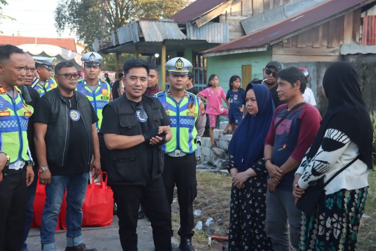 Polres Kotawaringin Timur kembali menunjukkan kepedulian kepada masyarakat dengan menyalurkan bantuan sosial kepada korban kebakaran di Jalan H. Imran, Sampit. Kegiatan bansos ini merupakan bagian dari rangkaian peringatan Mods Mayday Sampit tahun 2026 serta kampanye keselamatan lalu lintas yang digelar jajaran Polres Kotim. Sabtu sore (23/05/26).