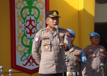 Wakapolres Kotawaringin Timur (Kotim) Kompol Christian Maruli Tua Siregar, S.I.K., M.M., memimpin langsung Apel Jam Pimpinan di halaman Mapolres Kotim.